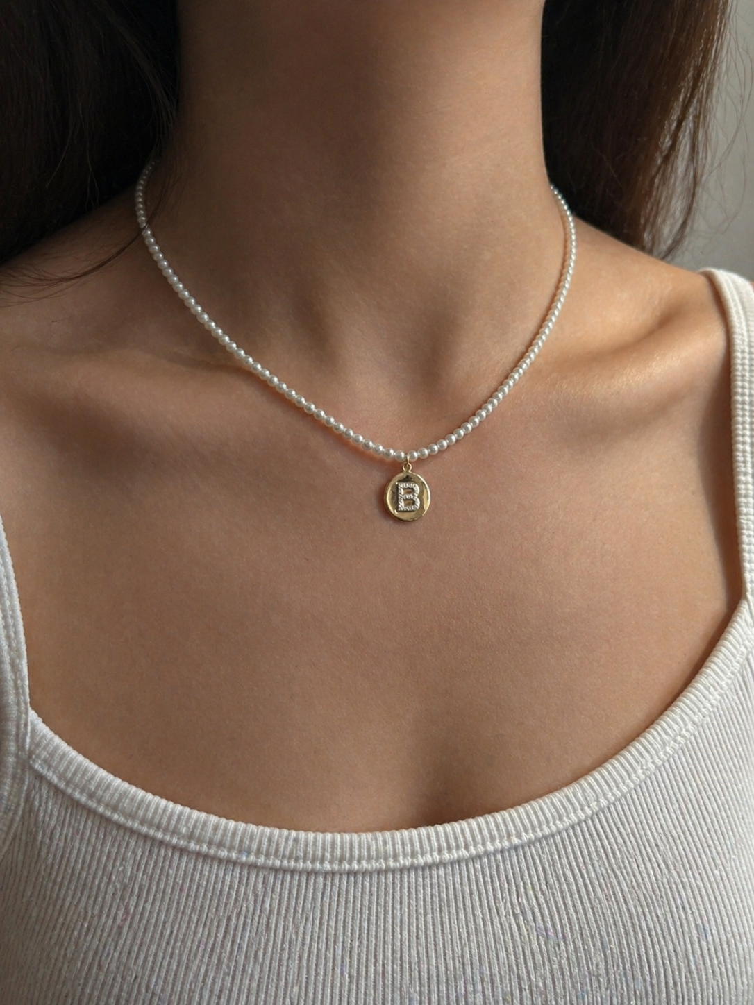 Collar de Mini Perlas con Inicial – Acero Inoxidable