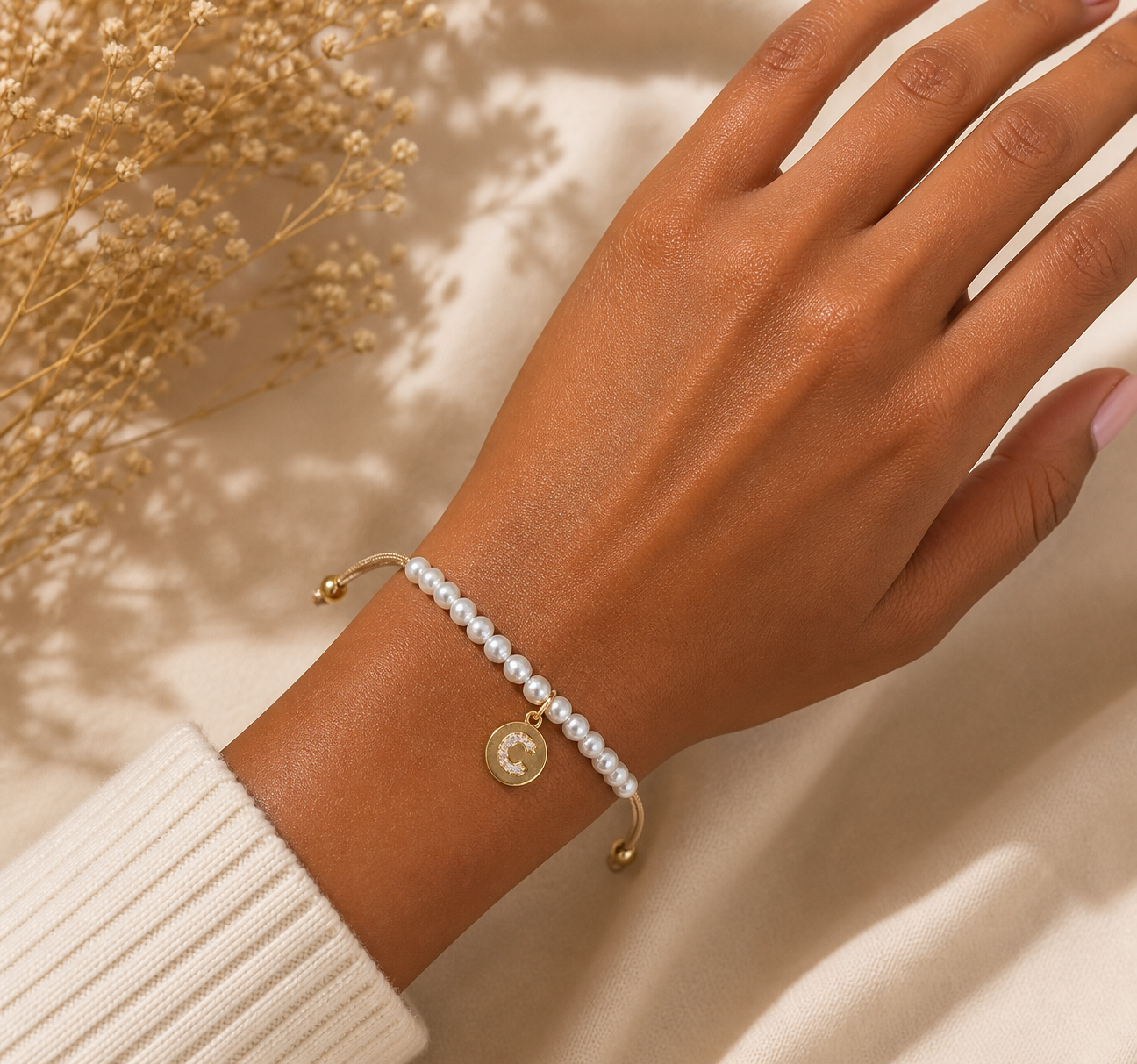 Pulsera de Mini Perlas con Inicial – Acero Inoxidable