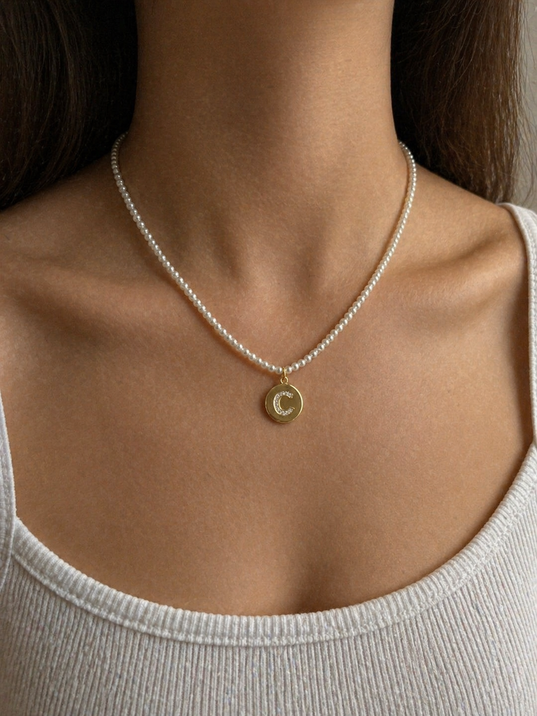 Collar de Mini Perlas con Inicial – Acero Inoxidable