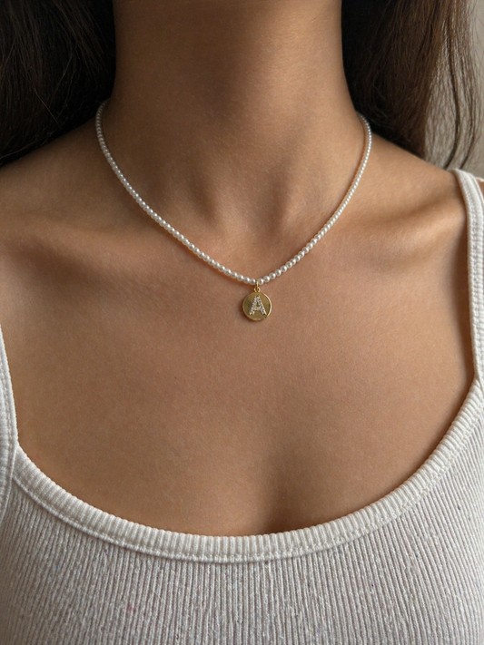 Collar de Mini Perlas con Inicial – Acero Inoxidable