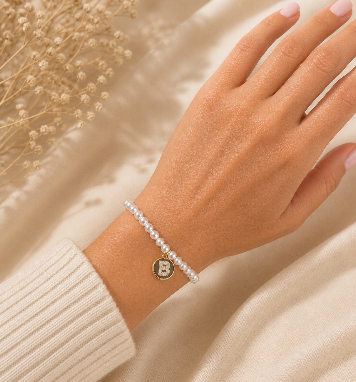 Pulsera de Mini Perlas con Inicial – Acero Inoxidable