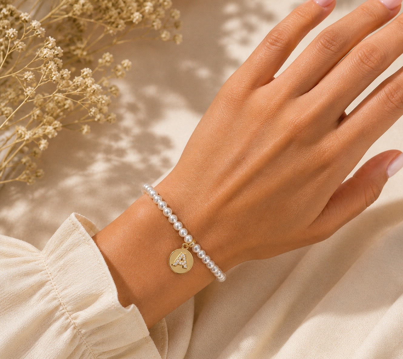 Pulsera de Mini Perlas con Inicial – Acero Inoxidable